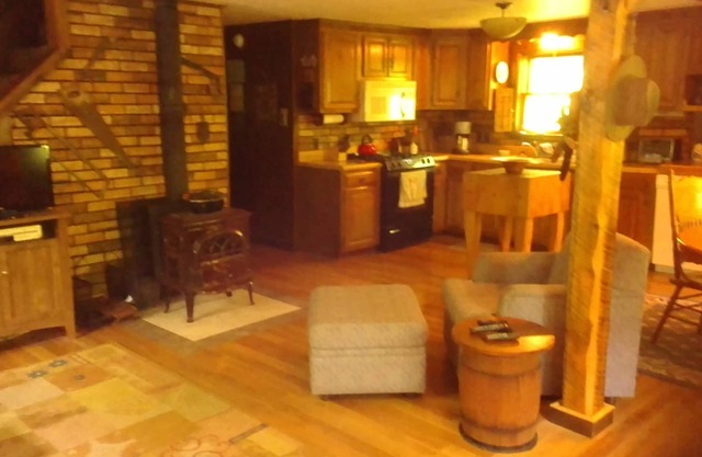 Nizza voll möbliertes, ruhiges ADIRONDACK CAMP "UNCAS ROAD CABIN IM WALD"