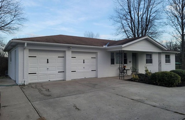 Nice Getaway Home with Hot Tub / Near all