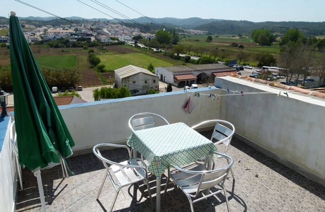 Gemütlich eingerichtetes Ferienhaus mit Terrasse, zentral in Aljezur