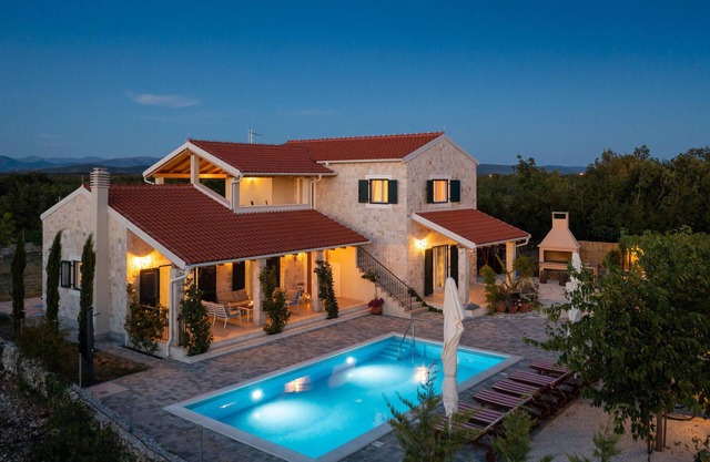 Tolles Haus in Sibenik mit Whirlpool
