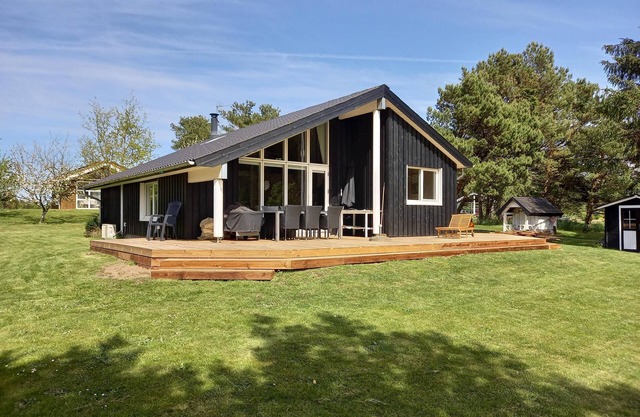 Nice home in Farsø w/