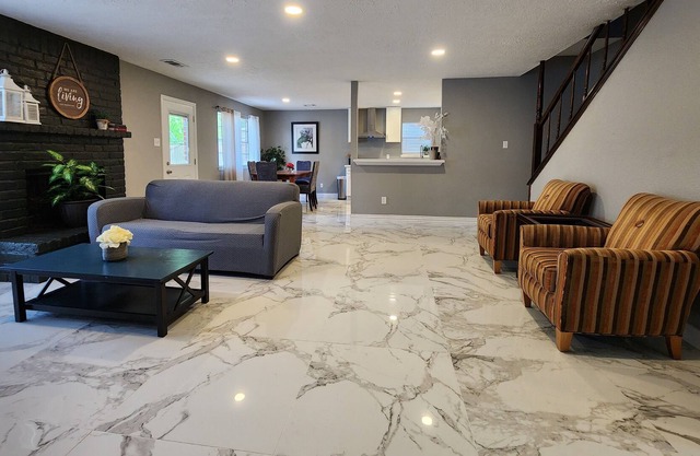 Nice House / 5 bedroom/ 12 beds/China Town