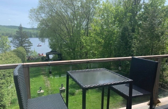 Nice house directly on the lake. Must be rented 31 days or more.