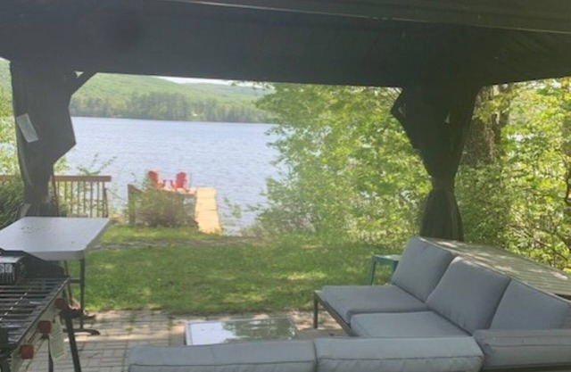 Nice house directly on the lake. Must be rented 31 days or more.