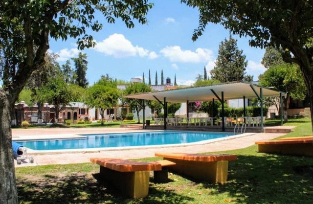 Nice house in front of the pool, lake and green area!