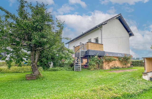 Haus mit großem Garten und Kindereinrichtungen