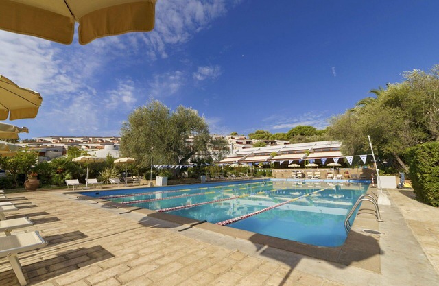 Angenehme Wohnung in einem Ferienhaus mit Klimaanlage, Pool, W-LAN, TV, Terrasse, Parkplatz