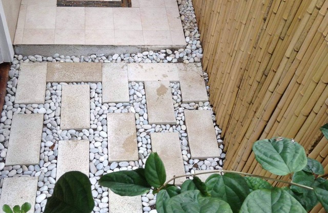 Schönes kleines Ferienhaus auf einem tropischen Obstgarten mit vielen Früchten.