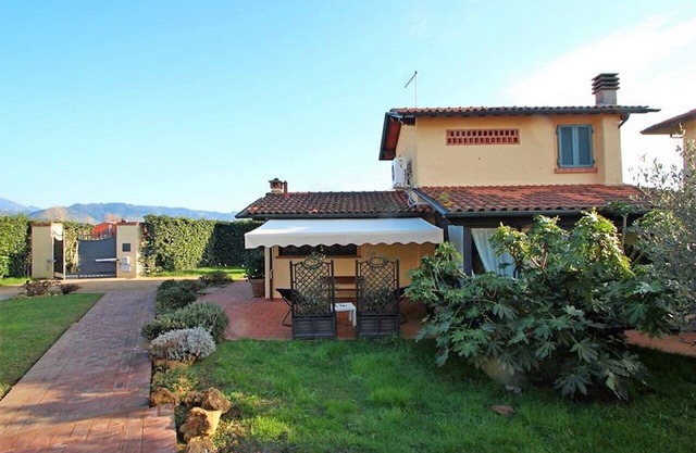 Nice little house near the beach with a nice garden. Air conditioning.