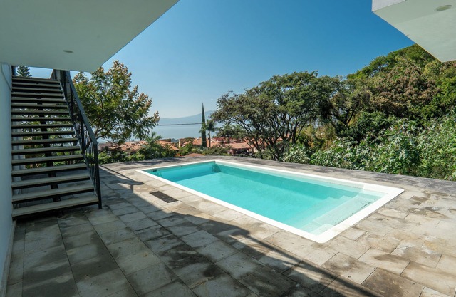 Nice little house with lake view, shared pool, in an AAA neighborhood.