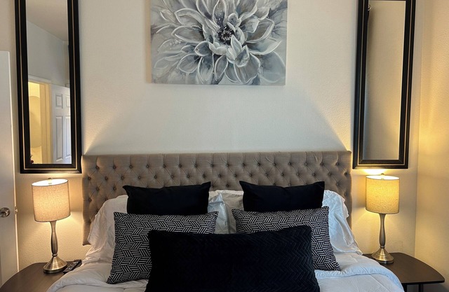 Nice one bedroom apartment for short getaways or temporary housing w/ fast WiFi