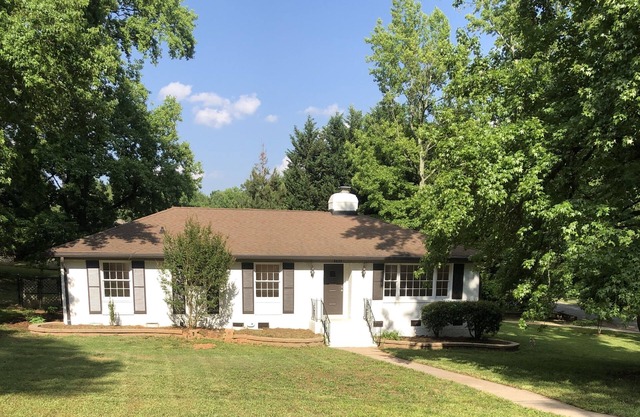 Nice Peaceful home in Charlotte!!! 8 mins to downtown, 1.5 miles to clt airport