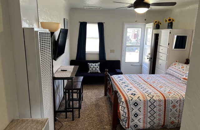 Nice Quite Studio Apartment with Queen Bed, Full kitchen and bath near Down Town
