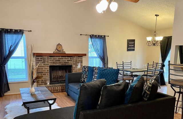 Nice spacious 2bd with indoor fireplace near LEGOLAND