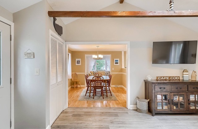 Nice Three bedroom close to Craigville Beach