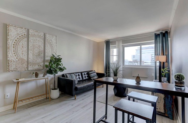 Nice unit in heart of downtown balcony & view