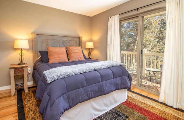 Nice Updated Condo. Hot Tub. Access to Lake.