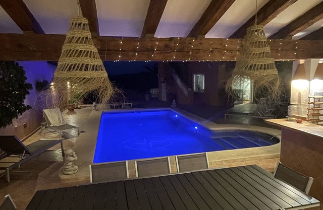 Schöne Villa mit Pool, Meerblick, Wi-Fi, Klimaanlage, in der Nähe des Zentrums und der Strände, Garten