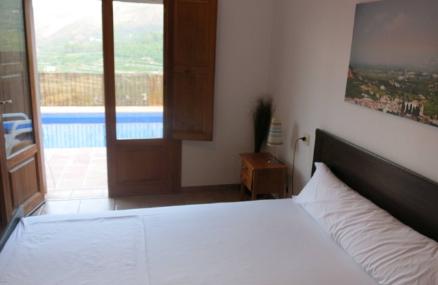 Schön gelegen, ruhige Lage am Berghang, mit Meerblick und Pool