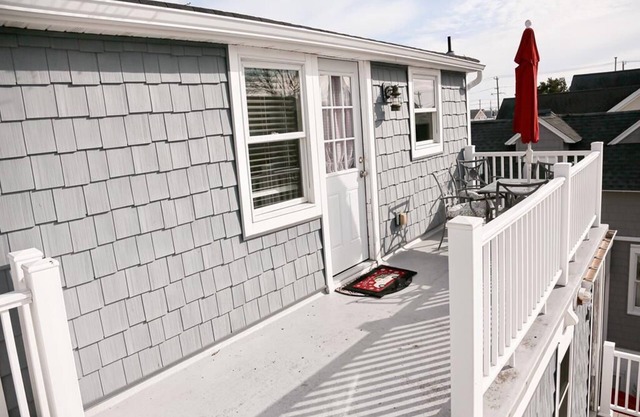 Nicely remodeled Top floor unit on the bayside in Ship Bottom. Large 1 Bedroom with amenities that.