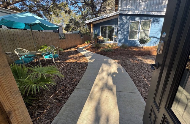 Niceville FL Charming 2-bedroom house with WiFi, AC OUTDOOR kitchen and LR