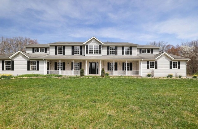Nicole’s Place PA · Luxe Lrg Pocono House for 18 Hot Tub/Gameroom/Pool