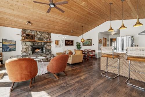 Nightcap Lodge- HOT TUB WITH BREATHTAKING MOUNTAIN VIEWS!
