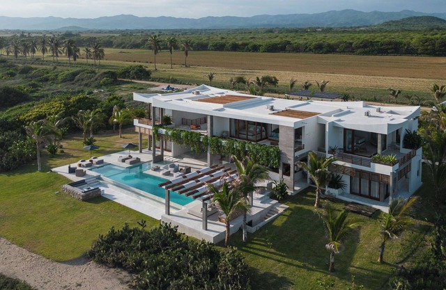 Niku House: Beachfront Luxury Villa for 12 with Chef, Staff & Ocean Views