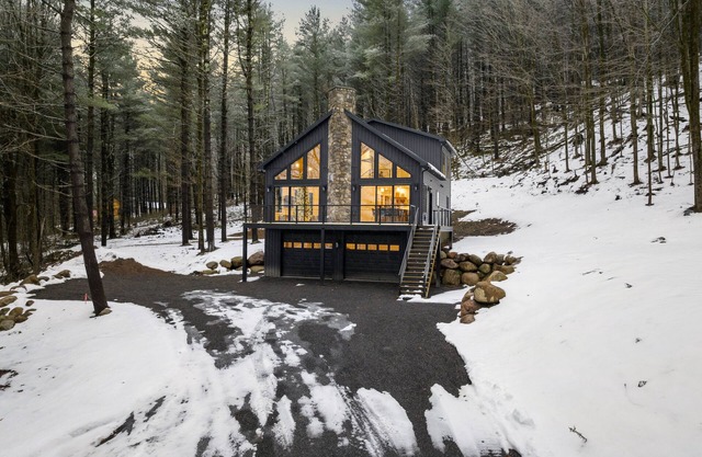 Luxurious Tug Hill Lodge-Direct Snowmobile Access