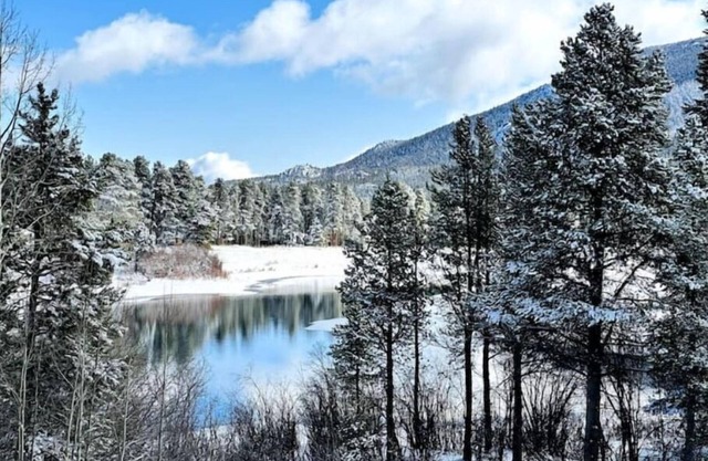 Luxury Lakefront Container Home - Sauna, Fishing, Kayaks & Mountain Views