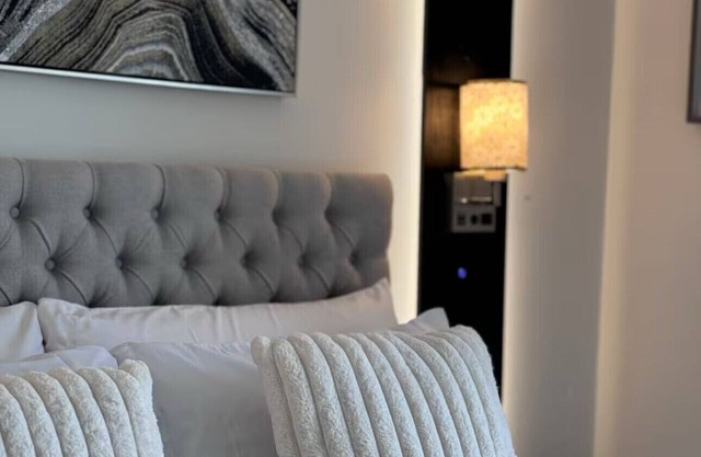Modern 2BR with Fireplace &Fitness & Lounge