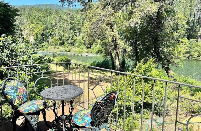 nnnnnnnnStudio apartment with beautiful, spectacular river view.