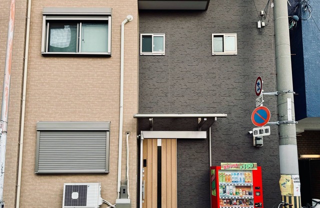 No.7 Osaka Ebisuhonmachi is located in the center of Osaka City, less than 1 km from Kamomecho Park and a 10-minute walk from Tsutenkaku Tower.