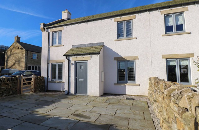 NO.8 CAIRN COTTAGE, pet friendly, with a garden in West Witton