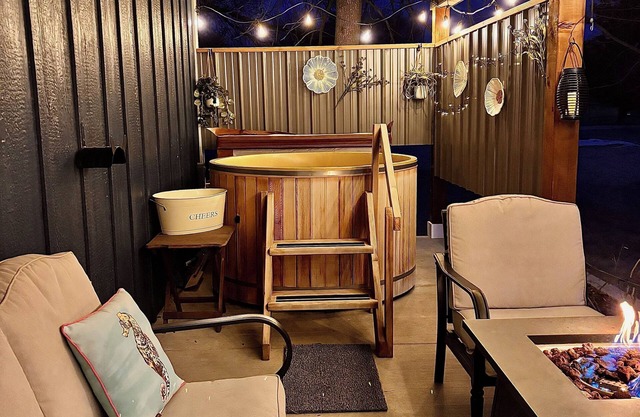 No Cleaning Fee. King Bed. Cedar soaking Hot Tub, 5min walk to Beach