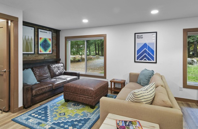 No Cleaning Fee! Newly renovated cabin near Mt. Rainier. Sleeps 10!