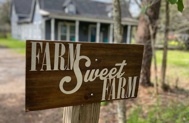 *no cleaning fee* TMC Oasis- Adorable farmhouse suite w/pool, W/D, huge backyard