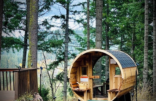 NO DOG FEE! Spring Fly Fisher’s, Outdoor Barrel Sauna & River Views!