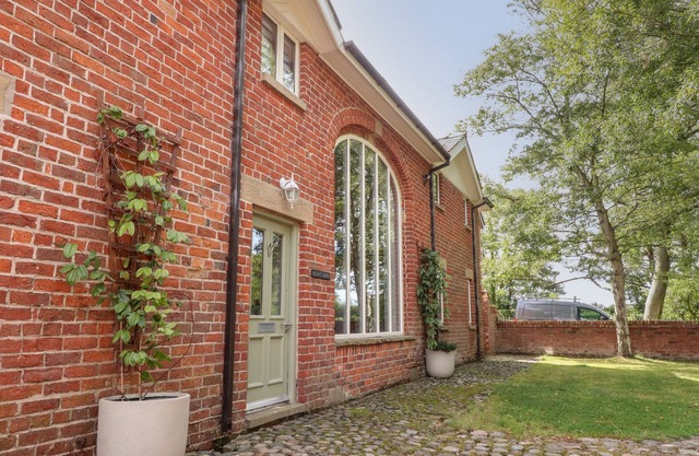 NOAH'S BARN, pet friendly, with hot tub in Hambleton, Lancashire
