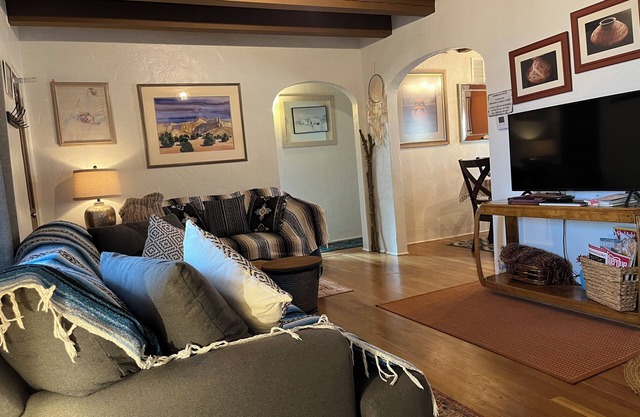 Nob Hill’s Casa Flamingo: King & Queen beds, Safe, Prime Location, Large Yard.