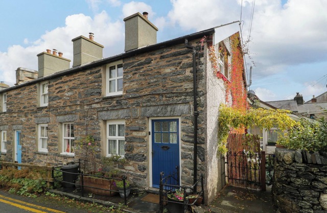 NODDFA, pet friendly, character holiday cottage in Penmachno