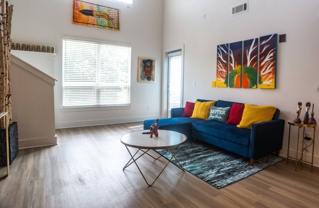 NOIR Loft 5min→Downtown King Full Kitchen Self Check-In