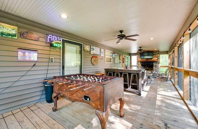 Nolin Lake Home w/ Hot Tub: 15 Mi to Mammoth Cave!