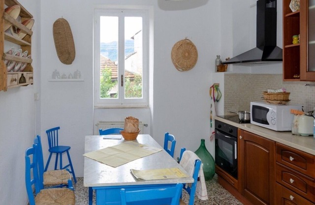 Nonna Haus unter den Olivenbäumen in einem Dorf in Ligurien