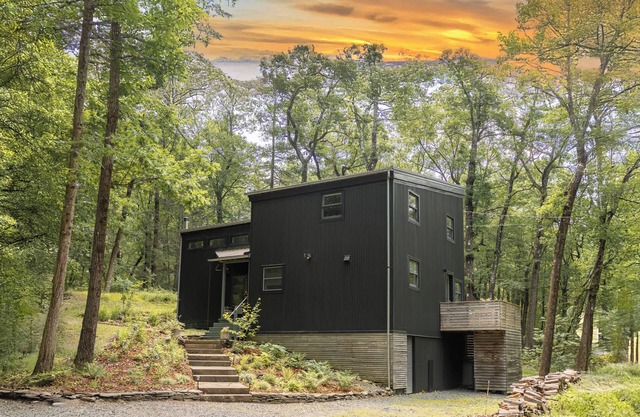 Nordic Cabin: Light-Filled + Spacious w/Firepit