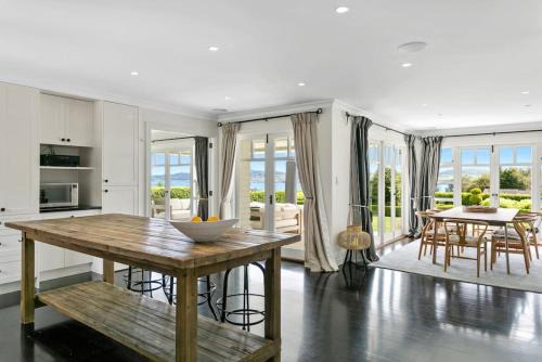Norfolk House, Luxury Villa With Spa and Lake Views