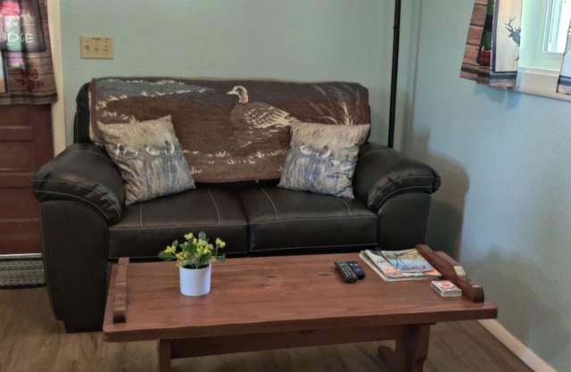 Norfork Lake - Quaint 2 bedroom, no stairs. By the pool -camp store - pavilion.