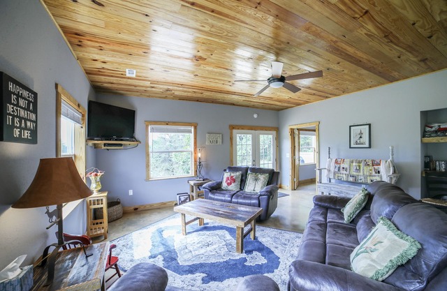 Norris Lake Cabin on 140 acre ranch, pond, Mountain views, 1 mi to Lake access.