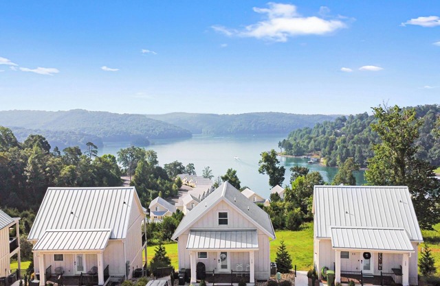 NORRIS LAKE COTTAGE W/AMAZING VIEW AT DEERFIELD RESORT, BOAT SLIP INCL. SLEEPS 6