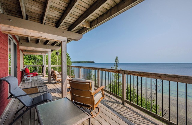 Norse Nook Waterfront w/ Hot Tub & Sauna